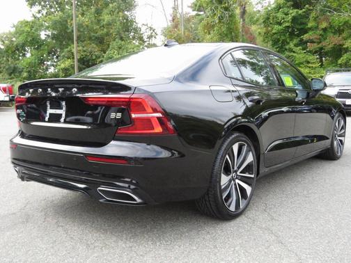 2022 Volvo S60 T5 Momentum