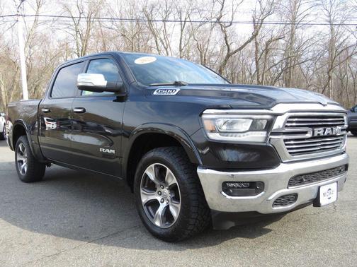 Diamond Black Crystal Pearlcoat 2022 RAM 1500 Laramie