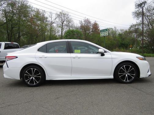 Super White 2018 Toyota Camry SE