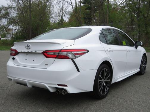 Super White 2018 Toyota Camry SE