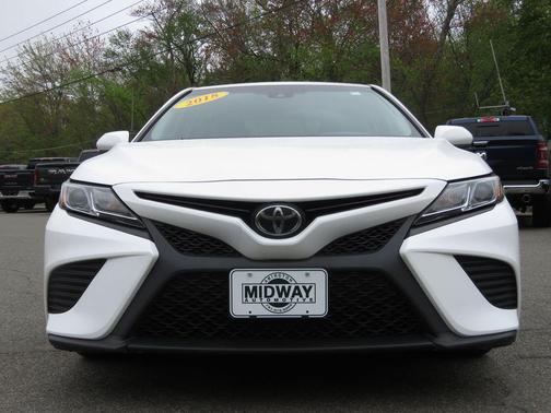 Super White 2018 Toyota Camry SE