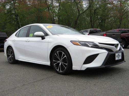Super White 2018 Toyota Camry SE
