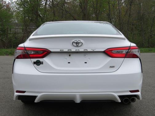 Super White 2018 Toyota Camry SE