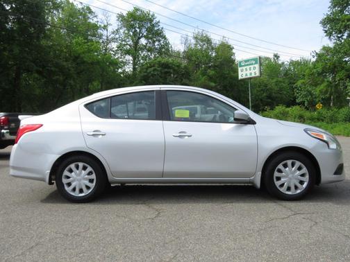 Brilliant Silver Metallic 2015 Nissan Versa 1.6 SV