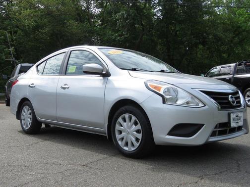 Brilliant Silver Metallic 2015 Nissan Versa 1.6 SV