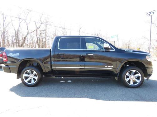 Diamond Black Crystal Pearlcoat 2021 RAM 1500 Limited