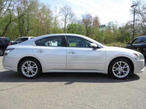 Brilliant Silver Metallic 2014 Nissan Maxima SV