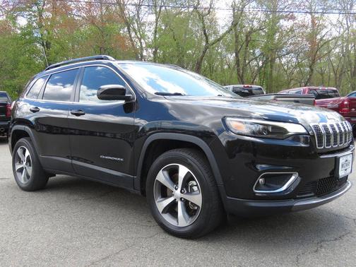 Diamond Black Crystal Pearlcoat 2022 Jeep Cherokee Limited