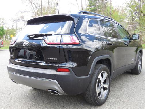 Diamond Black Crystal Pearlcoat 2022 Jeep Cherokee Limited