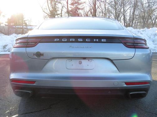 2018 Porsche Panamera 4