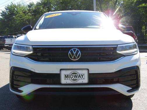 2 2022 Volkswagen Tiguan 2.0T SE R-Line Black 4MOTION