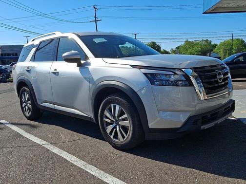 Brilliant Silver Metallic 2025 Nissan Pathfinder SL 4WD