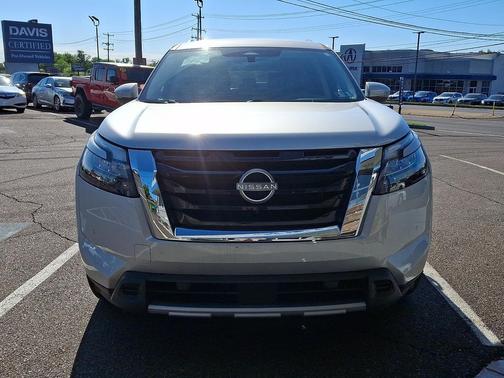 Brilliant Silver Metallic 2025 Nissan Pathfinder SL 4WD