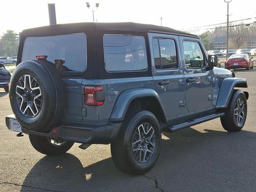 2024 Jeep Wrangler 4-Door Sahara 4x4