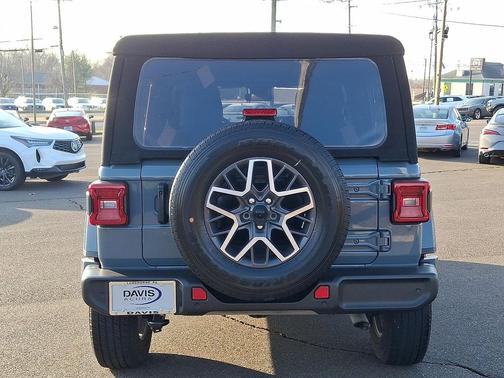 2024 Jeep Wrangler 4-Door Sahara 4x4