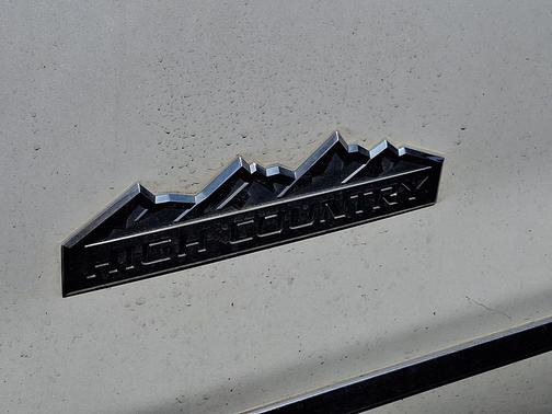 Iridescent Pearl Tricoat 2016 Chevrolet Silverado 1500 High Country