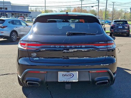 Jet Black Metallic - 2T 2025 Porsche Macan T