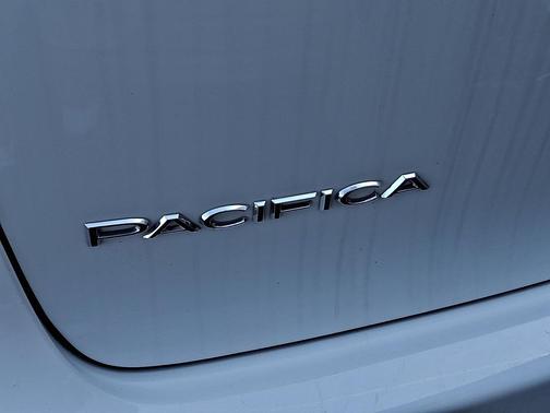 Bright White Clearcoat 2024 Chrysler Pacifica Limited