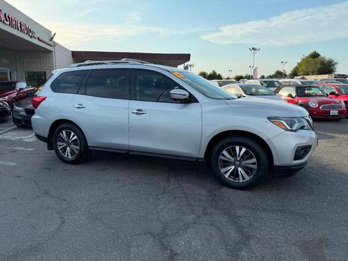 2017 Nissan Pathfinder SL