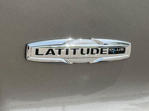 Light Brownstone Pearlcoat 2019 Jeep Cherokee Latitude Plus