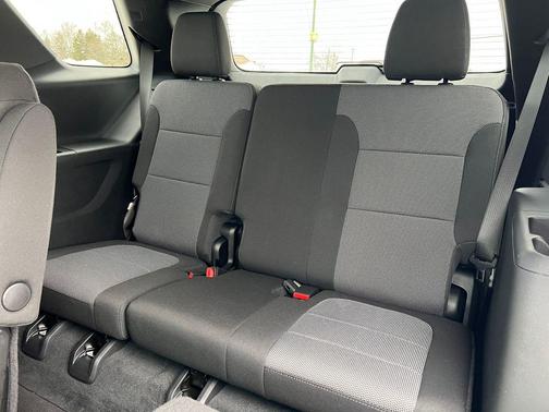 Summit White 2023 Chevrolet Traverse LT Cloth