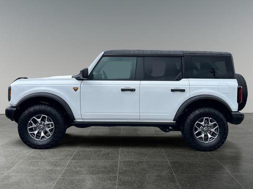 Oxford White 2025 Ford Bronco Badlands