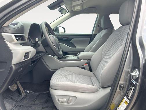 Magnetic Gray Metallic 2023 Toyota Highlander L