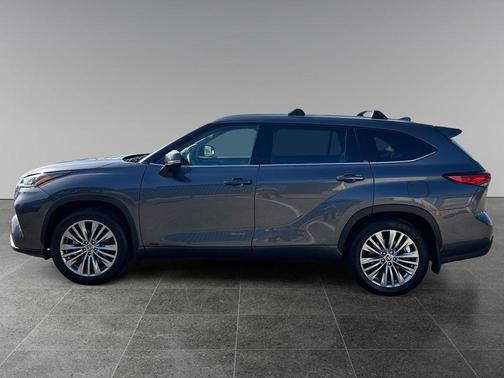 Magnetic Gray Metallic 2023 Toyota Highlander Hybrid Platinum