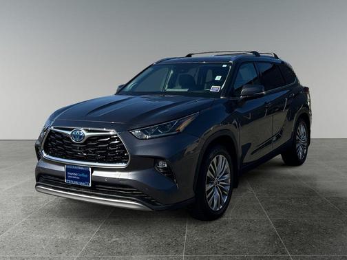 Magnetic Gray Metallic 2023 Toyota Highlander Hybrid Platinum