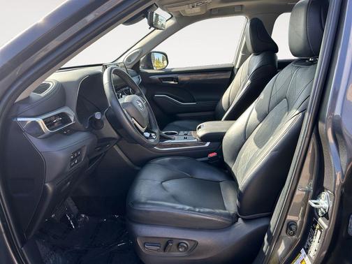 Magnetic Gray Metallic 2023 Toyota Highlander Hybrid Platinum