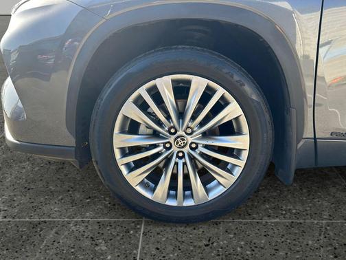 Magnetic Gray Metallic 2023 Toyota Highlander Hybrid Platinum