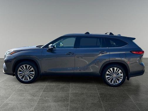 Magnetic Gray Metallic 2023 Toyota Highlander Hybrid Platinum