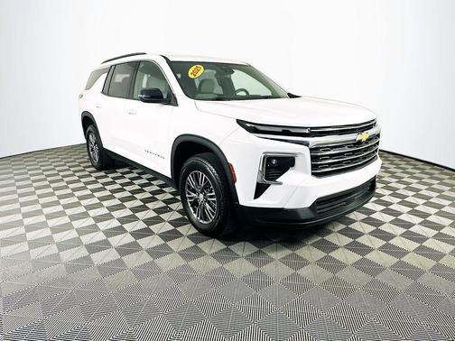 2025 Chevrolet Traverse LT