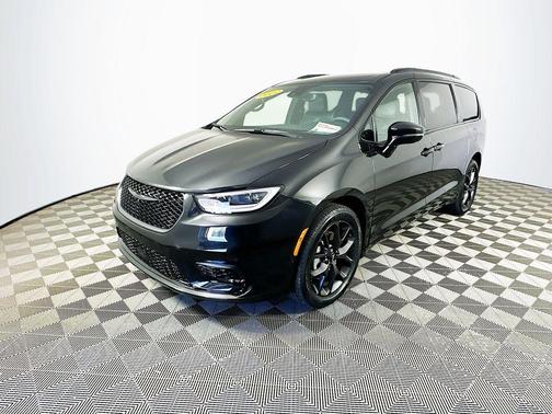 Brilliant Black Crystal Pearlcoat 2022 Chrysler Pacifica Limited