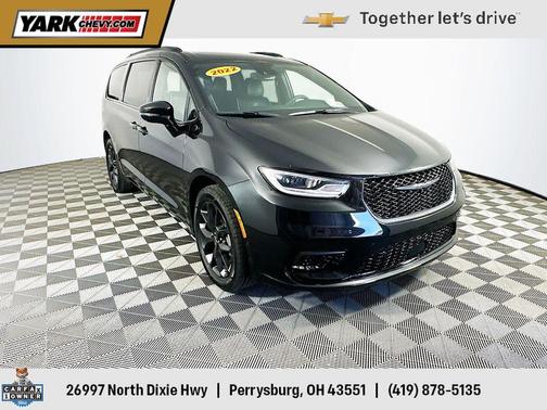 Brilliant Black Crystal Pearlcoat 2022 Chrysler Pacifica Limited
