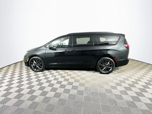 Brilliant Black Crystal Pearlcoat 2022 Chrysler Pacifica Limited