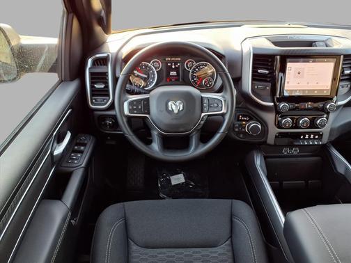 Diamond Black Crystal Pearlcoat 2026 RAM 1500 Big Horn/Lone Star