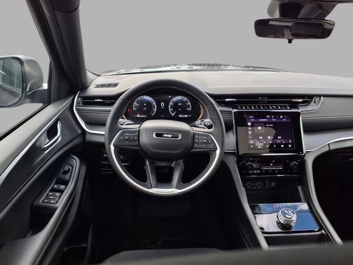 Baltic Gray Metallic Clearcoat 2025 Jeep Grand Cherokee Laredo