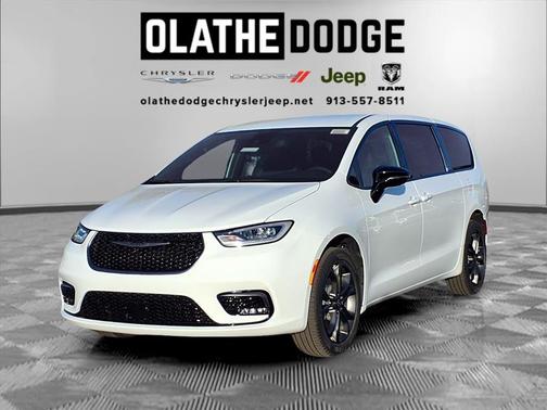 Bright White Clearcoat 2026 Chrysler Pacifica L