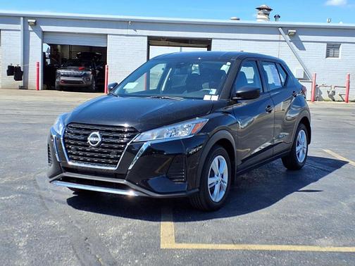 Super Black 2025 Nissan Kicks S