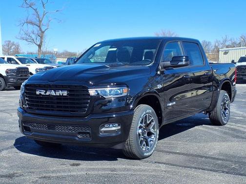 Diamond Black Crystal Pearlcoat 2026 RAM 1500 Laramie