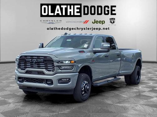 Ceramic Gray Clearcoat 2026 RAM 3500 Big Horn Crew Cab 4x4 8' Box