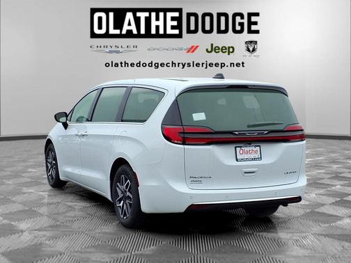 Bright White Clearcoat 2027 Chrysler Pacifica Limited