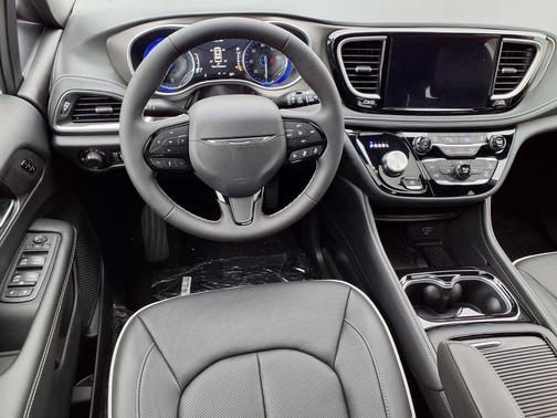 Bright White Clearcoat 2027 Chrysler Pacifica Limited