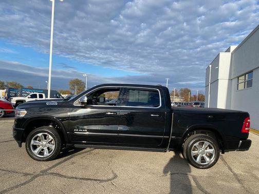 Diamond Black Crystal Pearlcoat 2021 RAM 1500 Limited