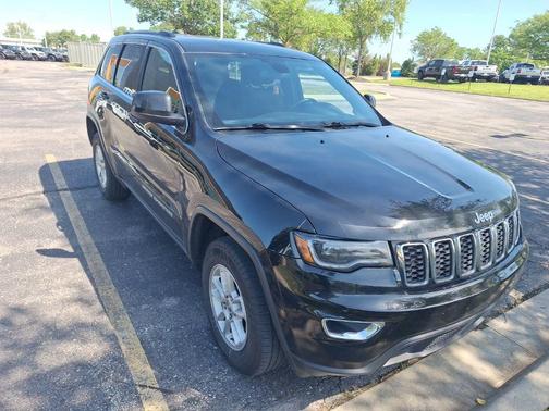 Diamond Black Crystal Pearlcoat 2020 Jeep Grand Cherokee Laredo