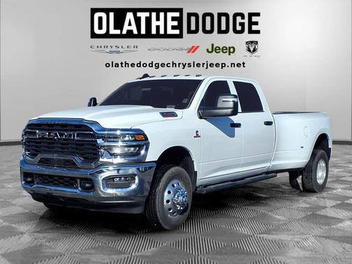 Bright White Clearcoat 2026 RAM 3500 Tradesman Crew Cab 4x4 8' Box