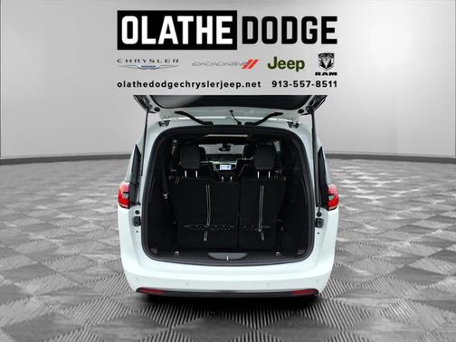 Bright White Clearcoat 2026 Chrysler Pacifica Limited