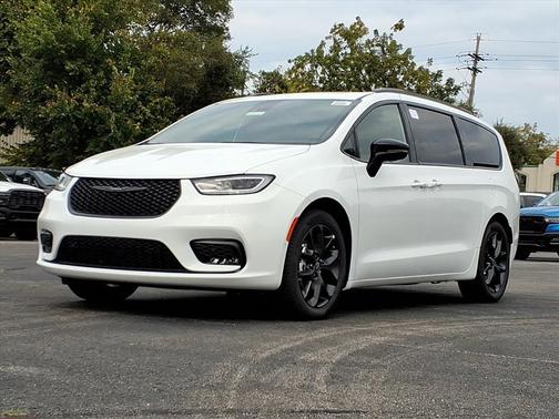 Bright White Clearcoat 2026 Chrysler Pacifica Limited