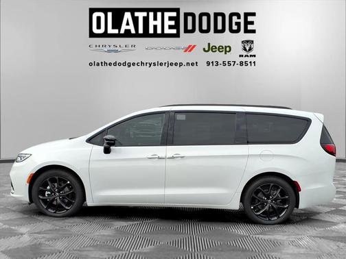 Bright White Clearcoat 2026 Chrysler Pacifica Limited